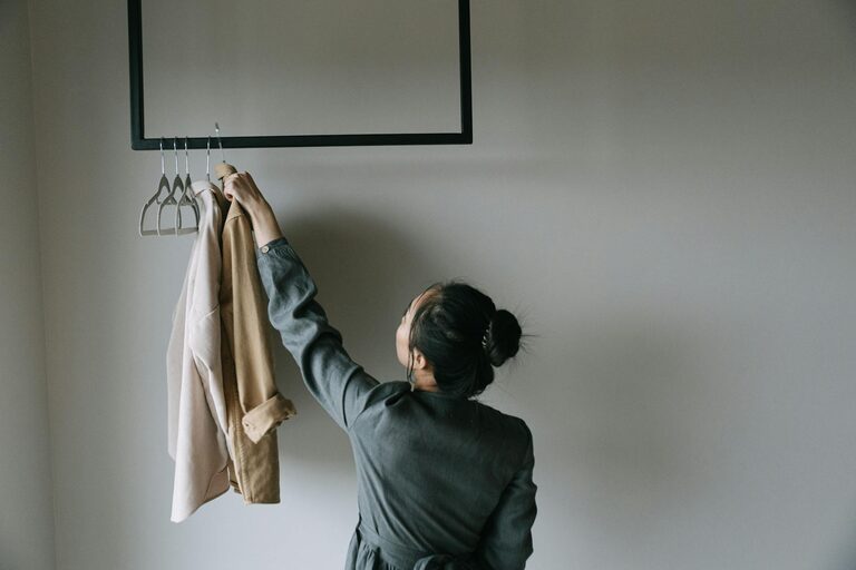 How to Build a Basic Capsule Wardrobe Step-by-Step